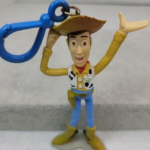 Llavero vintage de Woody de Toy Story de Disney Pixar con clip para mochila, 1995, 10 cm de alto. imagen 3