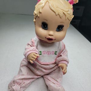 2006 Hasbro Baby Alive Sip n Slurp Babydocka Blonda Hästsvansar Rosa Rosetter LÄS 14"