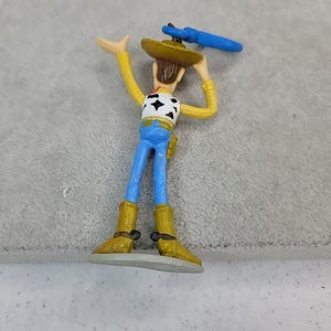 Llavero vintage de Woody de Toy Story de Disney Pixar con clip para mochila, 1995, 10 cm de alto. imagen 11