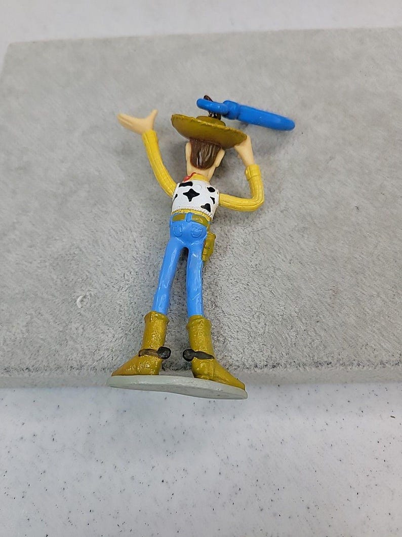 Llavero vintage de Woody de Toy Story de Disney Pixar con clip para mochila, 1995, 10 cm de alto. imagen 11