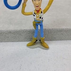 Llavero vintage de Woody de Toy Story de Disney Pixar con clip para mochila, 1995, 10 cm de alto. imagen 4