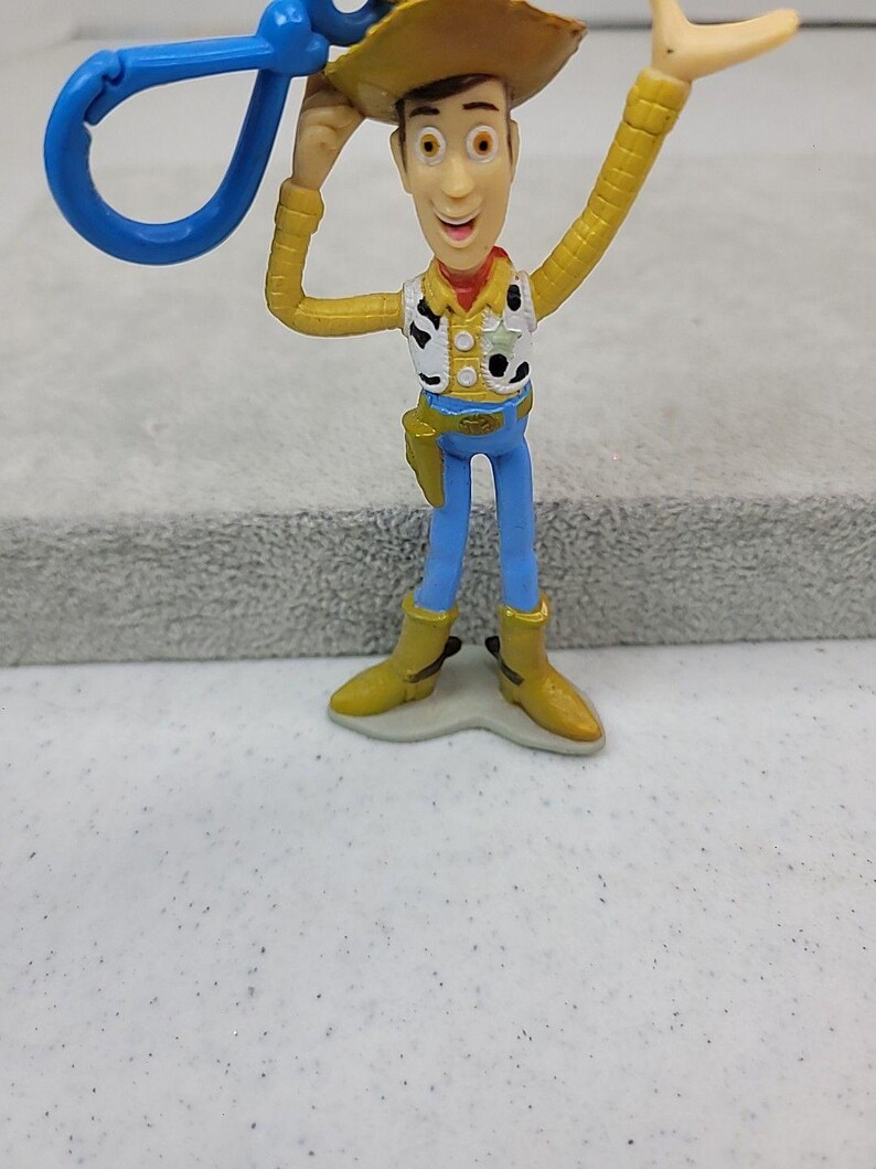 Llavero vintage de Woody de Toy Story de Disney Pixar con clip para mochila, 1995, 10 cm de alto. imagen 4