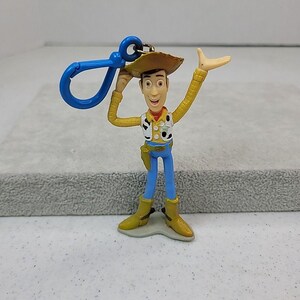 Llavero vintage de Woody de Toy Story de Disney Pixar con clip para mochila, 1995, 10 cm de alto. imagen 1
