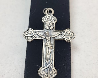 Colgante religioso con cruz y crucifijo ornamentados, tono plateado, católico, vintage, 2.5"