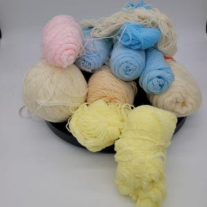 Lote de 8 conjuntos de fios nas cores azul, branco, rosa e amarelo.