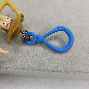 Llavero vintage de Woody de Toy Story de Disney Pixar con clip para mochila, 1995, 10 cm de alto. imagen 15