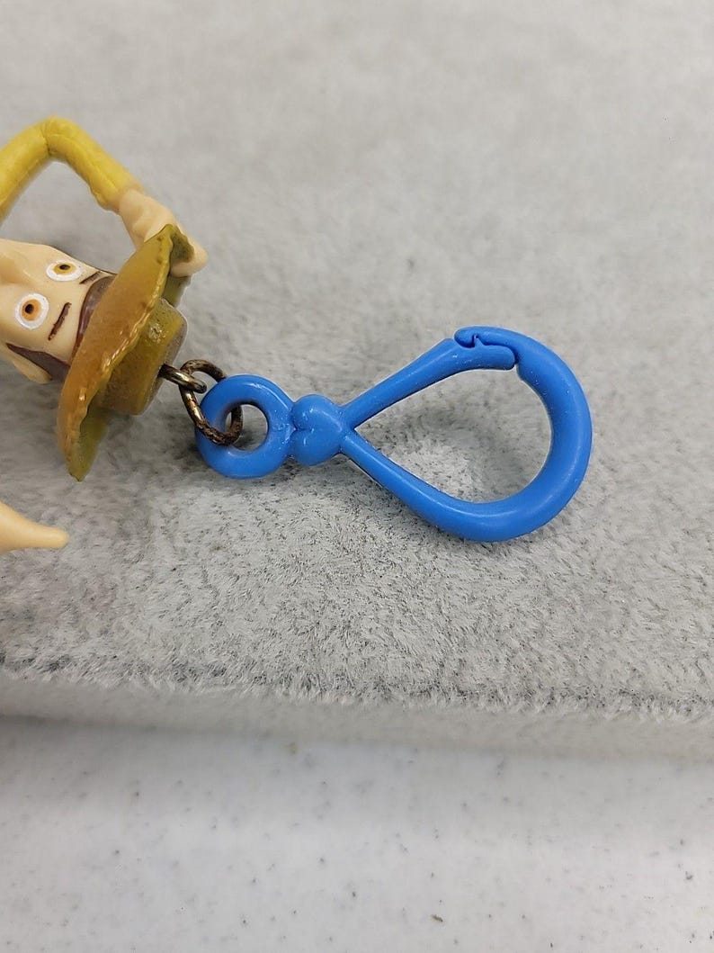 Llavero vintage de Woody de Toy Story de Disney Pixar con clip para mochila, 1995, 10 cm de alto. imagen 15
