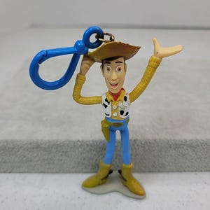 Llavero vintage de Woody de Toy Story de Disney Pixar con clip para mochila, 1995, 10 cm de alto. imagen 2