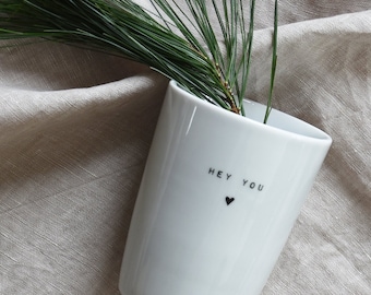 Kaffeebecher Hey You im minimalistischen Design aus Porzellan für deine Kaffeepause oder zum verschenken