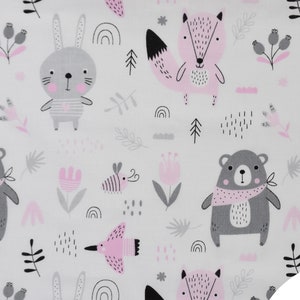 Könnte beinhalten: Ein weißer Stoff mit einem sich wiederholenden Muster aus rosa und grauen Waldtieren, darunter ein Kaninchen, ein Fuchs, ein Bär und ein Vogel. Der Hintergrund ist weiß mit schwarzen und grauen abstrakten Formen.