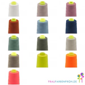 Könnte beinhalten: Eine Sammlung von 15 Garnrollen in verschiedenen Farben, darunter Weiß, Beige, Rosa, Rot, Blau, Grün, Grau, Gelb und Orange. Die Rollen sind in drei Reihen zu fünf angeordnet. Die Rollen sind alle gleich groß und gleich geformt und haben eine gelbe Plastikkappe oben.