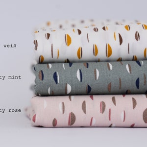 Könnte beinhalten: Drei Stoffmuster mit weißem Hintergrund und einem Muster aus braunen, weißen und gelben abstrakten Formen. Die Muster sind mit "weiß", "dusty mint" und "dusty rose" beschriftet.