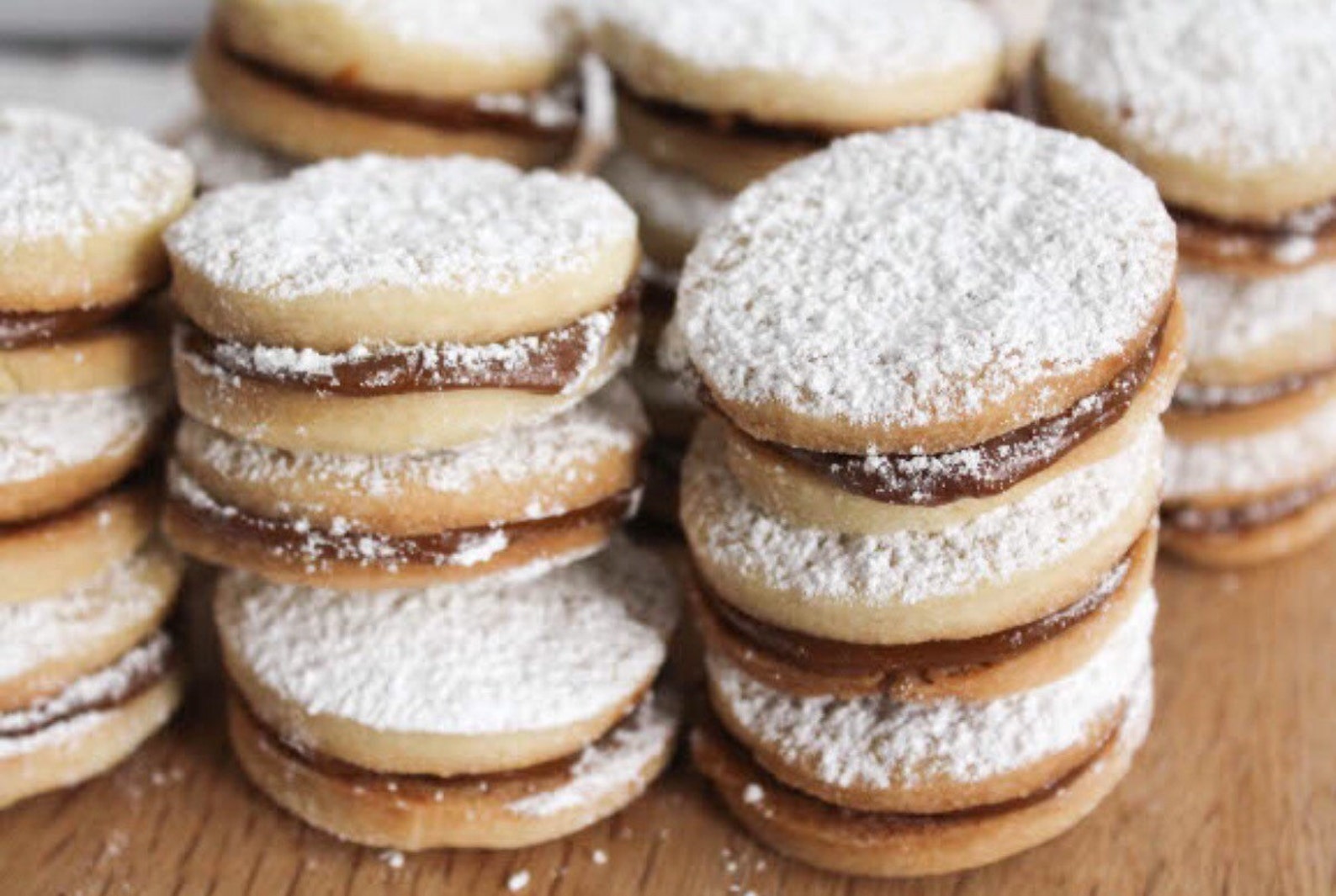 18 ALFAJORES delicious bite sized dulce de leche sweet image 1.