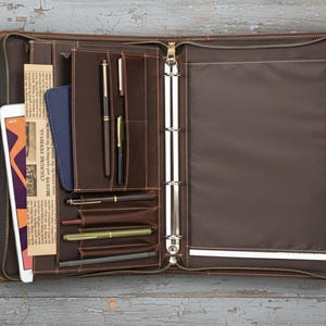 Carpeta portafolio personalizada de cuero genuino con 3 anillas, tamaño A4, con cremallera, organizador y portadocumentos.