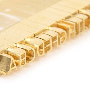 5.5mm Grootte-Individuele hete zegel (initialen) Doopvont: Consolas, (Kapitaal, kleine letters, aantallen en speciale symbolen) MLT-P0000CMM