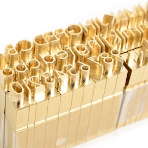 5.5mm Grootte-Individuele hete zegel (initialen) Doopvont: Gotisch van de Eeuw, (Kapitaal, kleine letters, aantallen en speciale symbolen) MLT-P0000CMN
