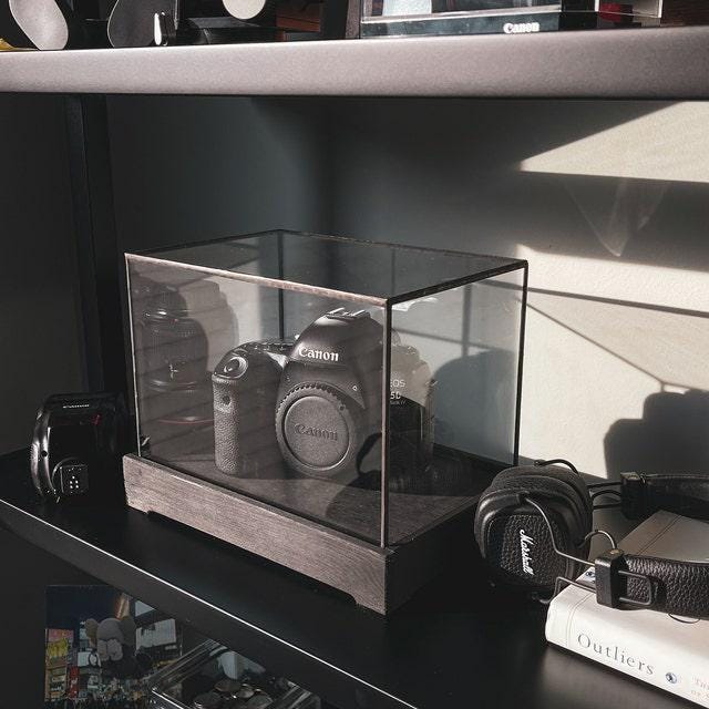 Boite vitrine PS Cristal (socle noir) pour miniatures 1/18 KS-BFC118 Boite vitrine PS Cristal (socle noir) pour miniatures 1/18 KS-BFC118