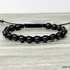 Puede incluir: Un brazalete negro con cuentas redondas y un cord&oacute;n negro. Las cuentas tienen un acabado mate.