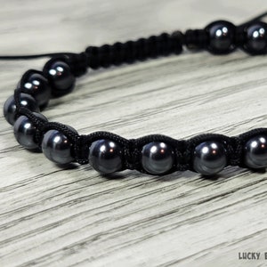 Puede incluir: Un brazalete negro con cuentas negras y un cord&oacute;n negro. Las cuentas son redondas y tienen un ligero brillo.