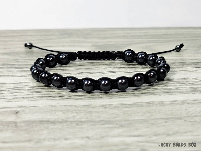 Puede incluir: Un brazalete negro con cuentas redondas y un cord&oacute;n negro. Las cuentas tienen un acabado mate.