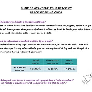 Puede incluir: Una gu&iacute;a para medir el tama&ntilde;o de las pulseras. La tabla muestra c&oacute;mo medir tu mu&ntilde;eca y agregar 1,27 cm para un ajuste c&oacute;modo, 0,63 cm para un ajuste ce&ntilde;ido o 1,9 cm para un ajuste holgado. El texto dice "Guide de grandeur pour bracelet" y "Bracelet sizing guide".