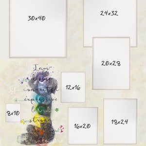 K&ouml;nnte beinhalten: Eine Collage aus Fotorahmen in verschiedenen Gr&ouml;&szlig;en, darunter 8x10 Zoll, 12x16 Zoll, 16x20 Zoll, 18x24 Zoll, 20x28 Zoll, 24x32 Zoll und 30x40 Zoll. Die Rahmen sind in einem Rastermuster auf einem Hintergrund mit einem aquarellartigen Design angeordnet, das eine Lotusblume und die Worte "Ich bin g&ouml;ttlich verbunden ausdrucksstark geliebt stark sicher" zeigt.