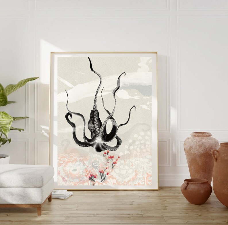 K&ouml;nnte beinhalten: Eine Schwarzwei&szlig;illustration eines Kraken mit seinen Tentakeln, die sich zu einem rosa-wei&szlig;en Blumendesign hin ausstrecken. Der Hintergrund ist hellbeige mit einem Aquarelleffekt.