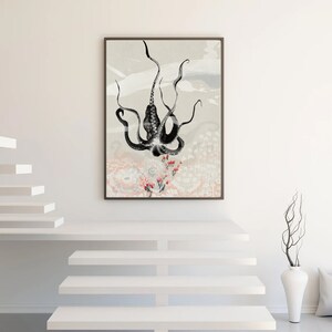 K&ouml;nnte beinhalten: Eine Schwarzwei&szlig;illustration eines Kraken mit seinen Tentakeln, die sich nach oben zu einem rosa-wei&szlig;en Blumendesign strecken. Der Hintergrund ist hellgrau mit einem dezenten Wolkenmuster.