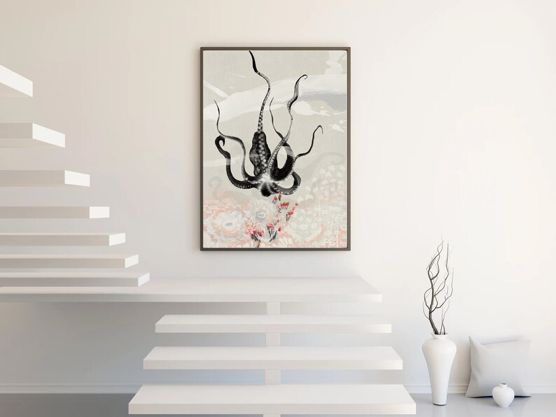 K&ouml;nnte beinhalten: Eine Schwarzwei&szlig;illustration eines Kraken mit seinen Tentakeln, die sich nach oben zu einem rosa-wei&szlig;en Blumendesign strecken. Der Hintergrund ist hellgrau mit einem dezenten Wolkenmuster.