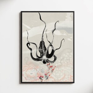 K&ouml;nnte beinhalten: Eine Schwarzwei&szlig;illustration eines Kraken mit seinen Tentakeln, die sich zu einem Korallenriff erheben. Der Hintergrund ist hellbeige mit einem Aquarelleffekt.