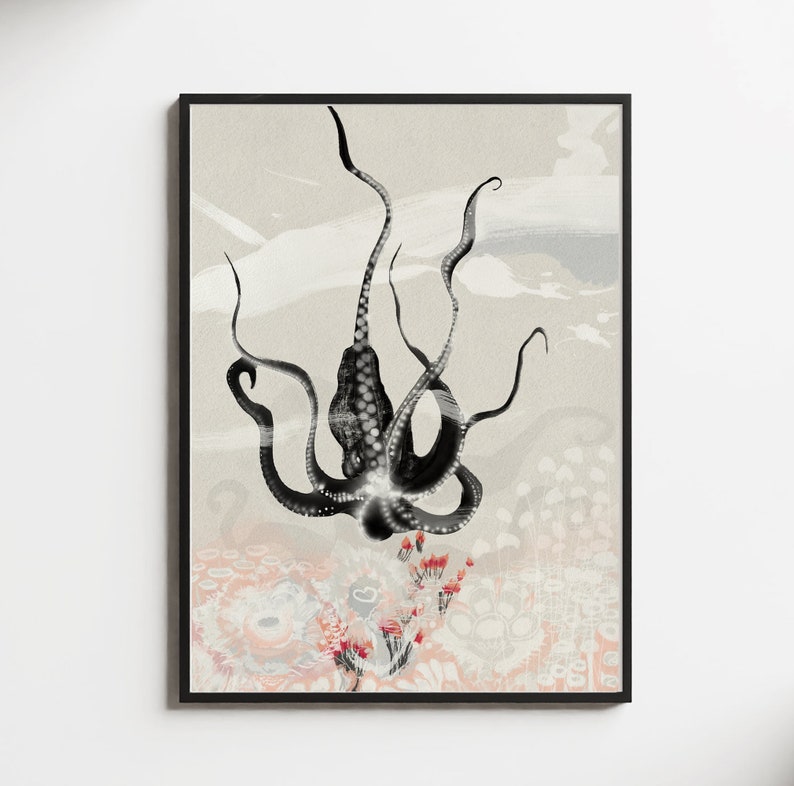 K&ouml;nnte beinhalten: Eine Schwarzwei&szlig;illustration eines Kraken mit seinen Tentakeln, die sich zu einem Korallenriff erheben. Der Hintergrund ist hellbeige mit einem Aquarelleffekt.