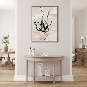 K&ouml;nnte beinhalten: Eine Schwarzwei&szlig;illustration eines Kraken mit seinen Tentakeln, die zu einem Bl&uuml;tenstand aus rosa Bl&uuml;ten reichen. Der Hintergrund ist hellbeige mit einem dezenten Aquarelleffekt.