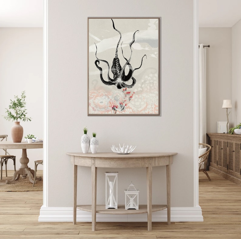 K&ouml;nnte beinhalten: Eine Schwarzwei&szlig;illustration eines Kraken mit seinen Tentakeln, die zu einem Bl&uuml;tenstand aus rosa Bl&uuml;ten reichen. Der Hintergrund ist hellbeige mit einem dezenten Aquarelleffekt.