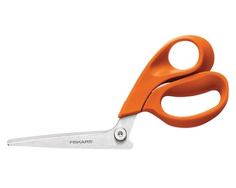 Puede incluir: Tijeras Fiskars con mango naranja y una hoja larga y puntiaguda. Las tijeras están diseñadas para cortar tela.