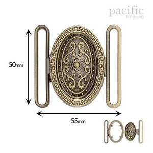 Könnte beinhalten: Antike ovale Gürtelschnalle in Goldton mit einem verzierten Design. Die Schnalle ist 55 mm lang und 50 mm breit.