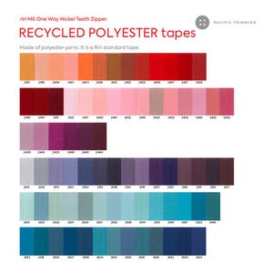K&ouml;nnte beinhalten: Eine Farbkarte mit recycelten Polyesterb&auml;ndern, die ein breites Spektrum an Farbt&ouml;nen zeigt. Die Karte zeigt verschiedene Schattierungen von Orange, Rot, Rosa, Lila und Blau. Der Text oben lautet "RECYCLED POLYESTER tapes" und "riri M6 One Way Nickel Teeth Zipper".