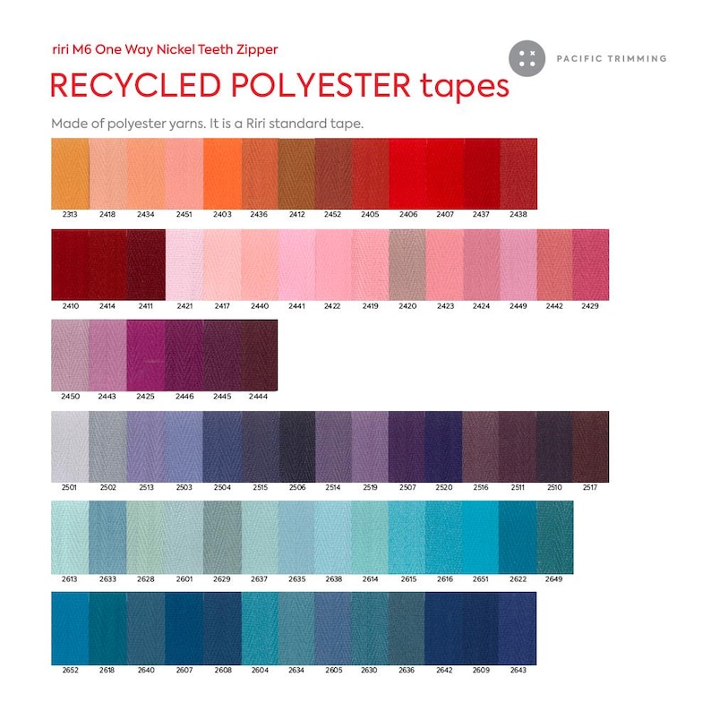 K&ouml;nnte beinhalten: Eine Farbkarte mit recycelten Polyesterb&auml;ndern, die ein breites Spektrum an Farbt&ouml;nen zeigt. Die Karte zeigt verschiedene Schattierungen von Orange, Rot, Rosa, Lila und Blau. Der Text oben lautet "RECYCLED POLYESTER tapes" und "riri M6 One Way Nickel Teeth Zipper".