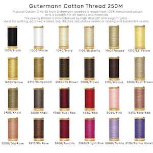 Peut inclure: Une collection de bobines de fil à coudre en coton Gutermann de 250 mètres dans différentes couleurs, notamment noir, blanc, ivoire, jaune, marron, rouge, rose et violet. Les bobines sont disposées en rangées de six, chaque bobine étant étiquetée avec un nom de couleur et un numéro.