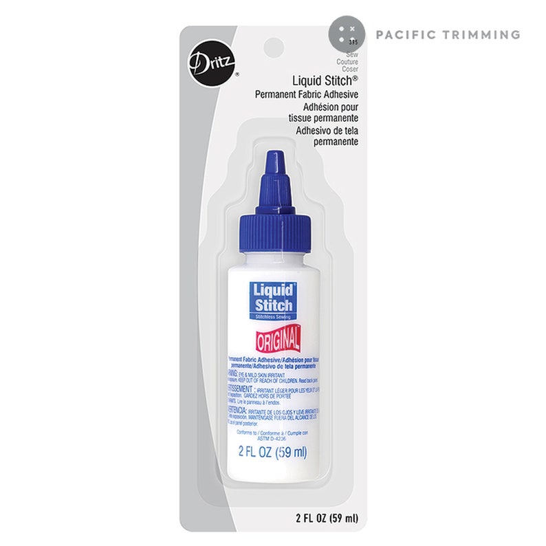 Pu&ograve; includere: Una bottiglia bianca di adesivo per tessuti Dritz Liquid Stitch Original con tappo ed etichetta blu. La bottiglia contiene 59 ml (2 fl oz) di adesivo.