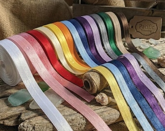 Elástico plegable de satén en varios colores.
