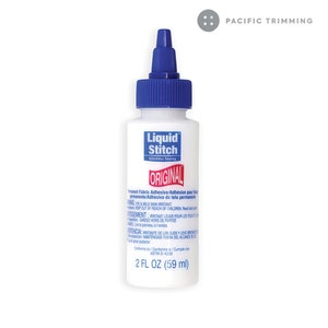 Pu&ograve; includere: Una bottiglia da 59 ml di adesivo per tessuti Liquid Stitch Original Stitchless Sewing. La bottiglia &egrave; bianca con scritte blu e un tappo blu. L'etichetta riporta "Liquid Stitch Stitchless Sewing Original" e include istruzioni per l'uso in inglese, francese e spagnolo.