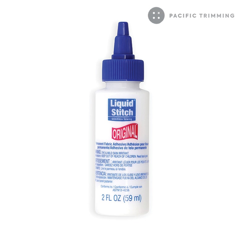 Pu&ograve; includere: Una bottiglia da 59 ml di adesivo per tessuti Liquid Stitch Original Stitchless Sewing. La bottiglia &egrave; bianca con scritte blu e un tappo blu. L'etichetta riporta "Liquid Stitch Stitchless Sewing Original" e include istruzioni per l'uso in inglese, francese e spagnolo.
