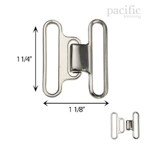 Könnte beinhalten: Silberne Metallschnalle mit zwei Schlaufen, 3,2 cm breit und 3,2 cm hoch. Pacific Trimming.