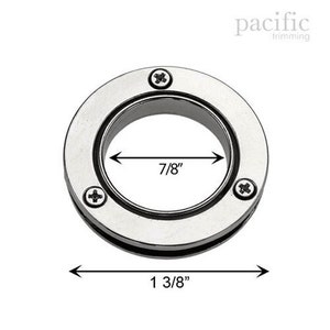 Peut inclure: Anneau de rideau en métal argenté avec un diamètre intérieur de 7/8 pouce et un diamètre extérieur de 1 3/8 pouce. L'anneau est doté de trois vis.