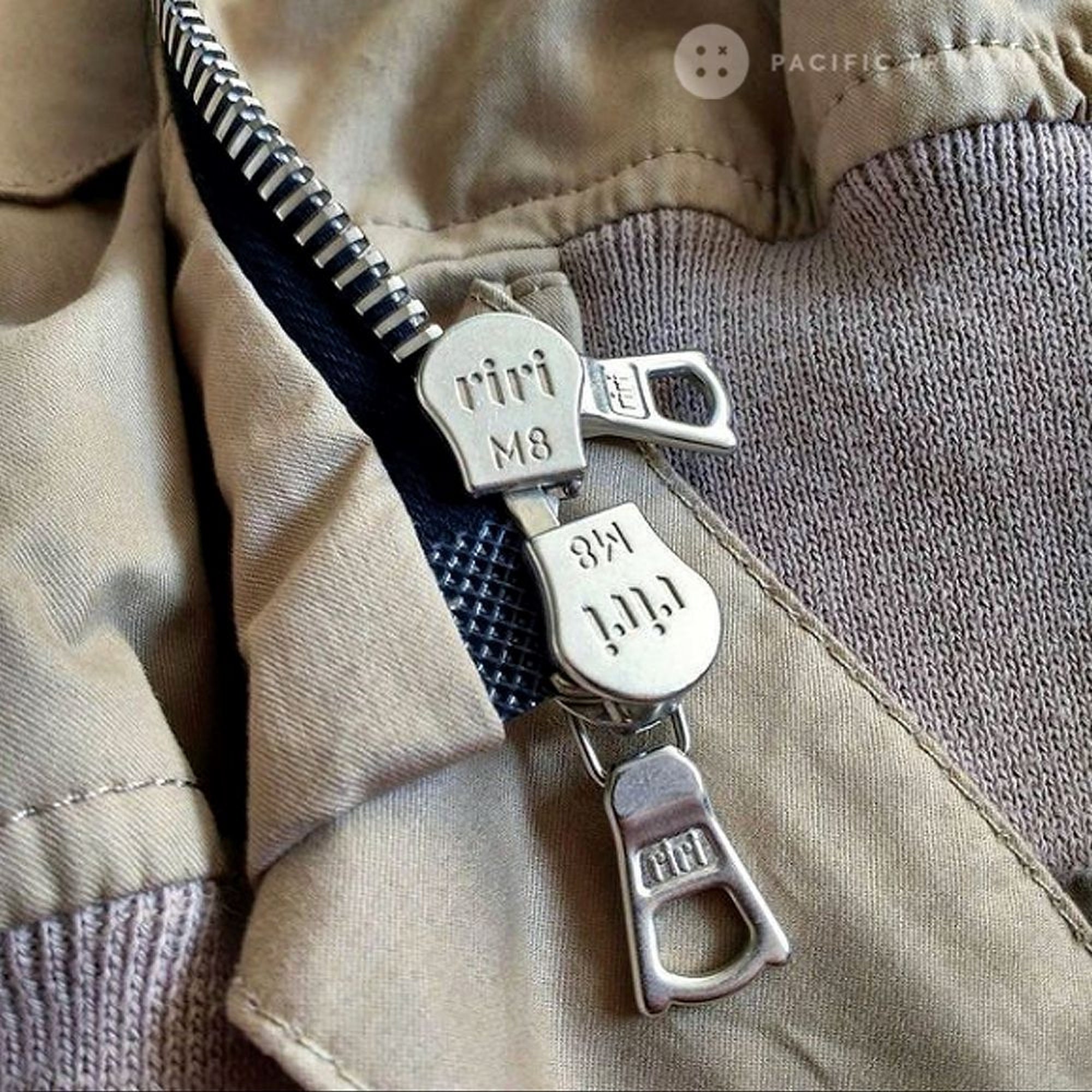 ATTACHMENT Sleeveless Hoodie riri-zip