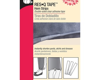 Op de afbeelding: Verpakking Dritz RES Q TAPE Hem Strips dubbelzijdig transparant plakband. De verpakking toont een close-up van het plakband op een stuk stof en een illustratie van hoe je het plakband kunt gebruiken om broeken, rokken en jurken te verkorten. De verpakking bevat ook de tekst "Tiras de Dobladillo Cinta adhesive clara de lado doble" en "Instantly shorten pants, skirts and dresses Acorte pantalones, faldas y vestidos instantáneamente". De verpakking is gelabeld "SZ 1/2 IN x 3 IN 24 PC/PZ".