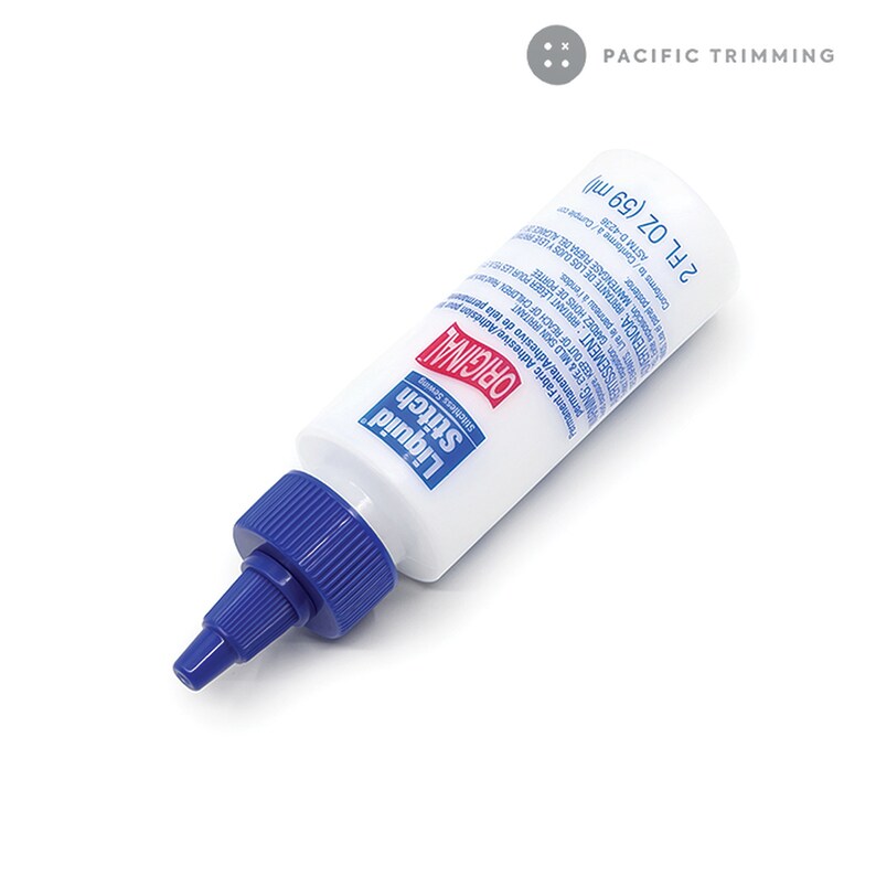 Pu&ograve; includere: Una bottiglia bianca di adesivo per tessuti Liquid Stitch con un tappo blu. La bottiglia &egrave; etichettata "Original" e "Liquid Stitch" e ha una dimensione di 2 fl oz (59 ml).