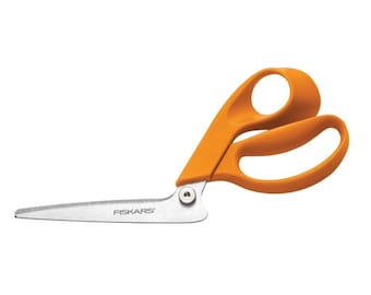Puede incluir: Tijeras Fiskars con mango naranja y hoja plateada. Las tijeras están diseñadas para cortar tela.