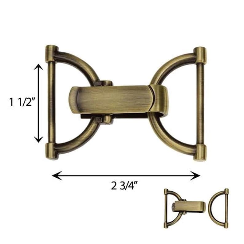 Puede incluir: Un cierre de hebilla de metal en tono lat&oacute;n antiguo con dos bucles laterales en forma de D conectados por un mecanismo central. La vista principal muestra dimensiones de 3,81 cm de alto y 6,99 cm de ancho, con una vista separada en la parte inferior.
