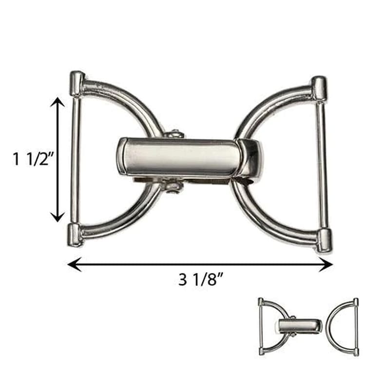 Puede incluir: Una hebilla de metal plateado con dos bucles semicirculares conectados por un mecanismo de cierre central. El herraje mide 3,81 cm de alto y 7,94 cm de ancho, con una vista m&aacute;s peque&ntilde;a y separada de las piezas en la parte inferior derecha.